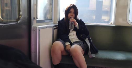 FC2PPV-2632543 FC2-PPV-2632543 電車で対面した制服女子がスカートヒラヒラさせパンティ見せ付けてくる [00:32:17]