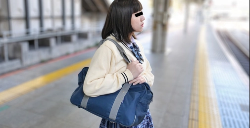 CARIB-030125-001 在平时乘坐的车站偶然瞥见一位极其可爱、正值妙龄的制服少女。为了不放过盯上的猎物，我追了上去，在电车上靠近她，开始恶作剧！用手指和玩具玩弄她光滑的私处，她虽喊着“不要…！”，但身体却对从未体验过的技巧产生反应，最终高潮了…。最后，还被从背后插入生肉棒，注入精液。明明应该讨厌，却在电车上发情的制服少女。下车后，她闷闷不乐地走着，被刚才的男人叫住，一起去了酒店！为了缓解制服少女发热的身体，脱下制服后露出惊人的巨乳！舔舐乳头时，她发出“嗯嗯！”的呻吟声，尽情享受！请观赏这位绽放为