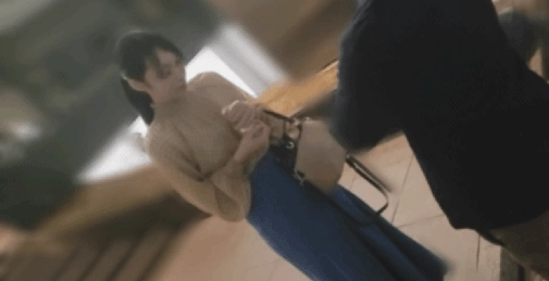 FC2PPV-4384258 内向的苗条美女OL主妇。尽管害怕催收并抵抗着大声喊叫，但被无视并全身被贪婪侵犯，随后被紧紧抓住纤细身体压制，不容分说地大量内射 [00:51:04]