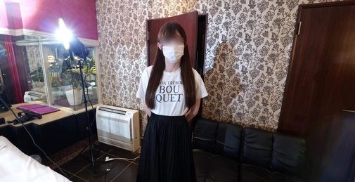 FC2PPV-4556236 首次性爱拍摄+首次内射！画面中令人忍不住想贴近的丰满湿润私处在4K下特写♥潮吹 [01:38:18]