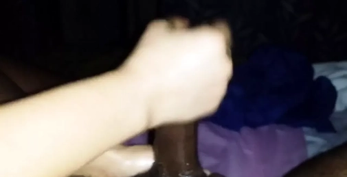 泰菲混血女士按摩手交印度男子射精[]