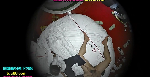 七月精品酒店摄像头偷拍爱自拍大叔和眼镜白袜反差婊情妇开房偷情边做边拍照记录上帝视角[]